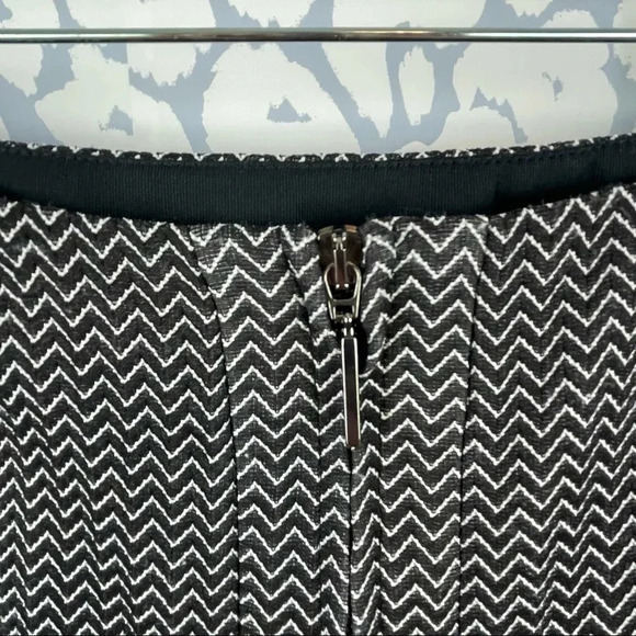 Armani Collezioni Black and white zip back skirt size 10 - Picture 6 of 7